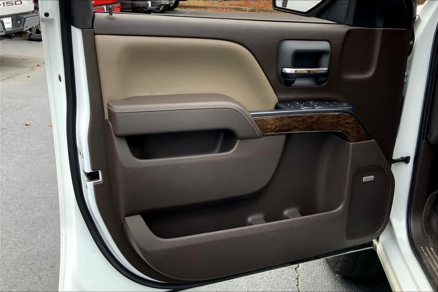 Used 2016 Iridescent Pearl Tricoat Chevrolet LT image 22