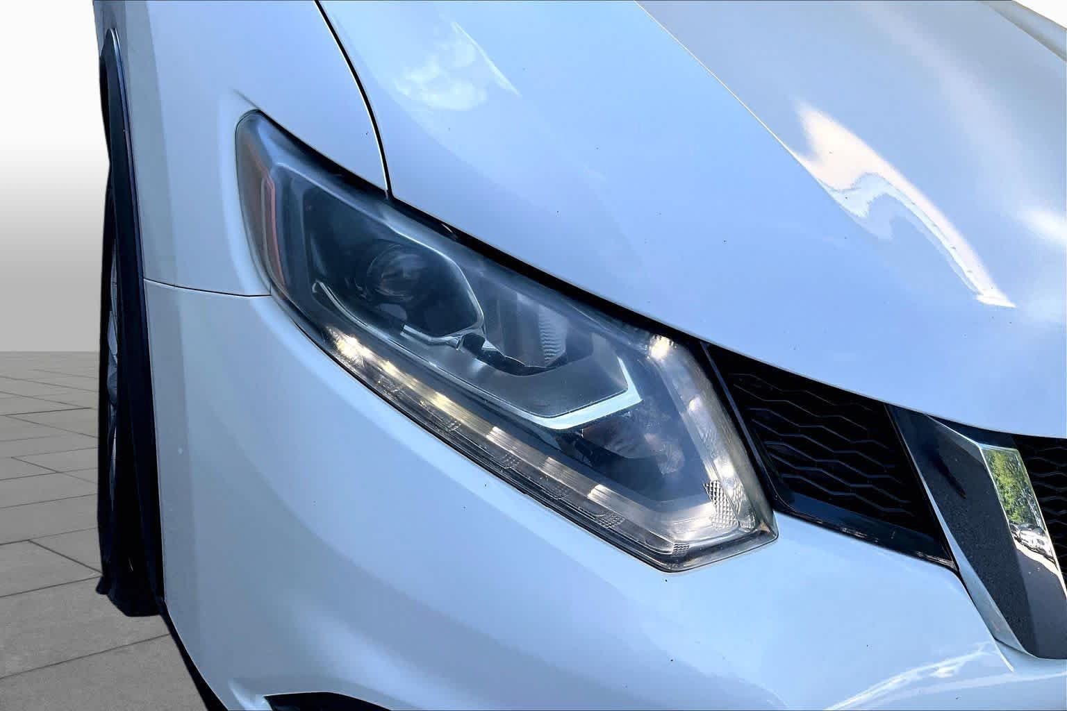 Used 2014 Moonlight White Nissan SL image 26