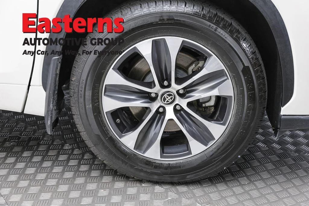 Used 2021 White Toyota XLE image 32