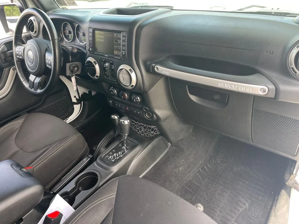 Certified Used 2018 Bright White Jeep Rubicon image 28