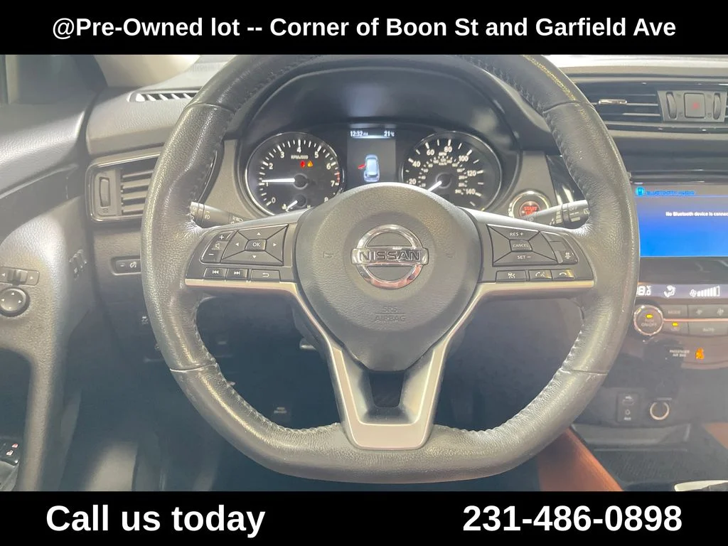 Used 2017  Nissan SL image 19