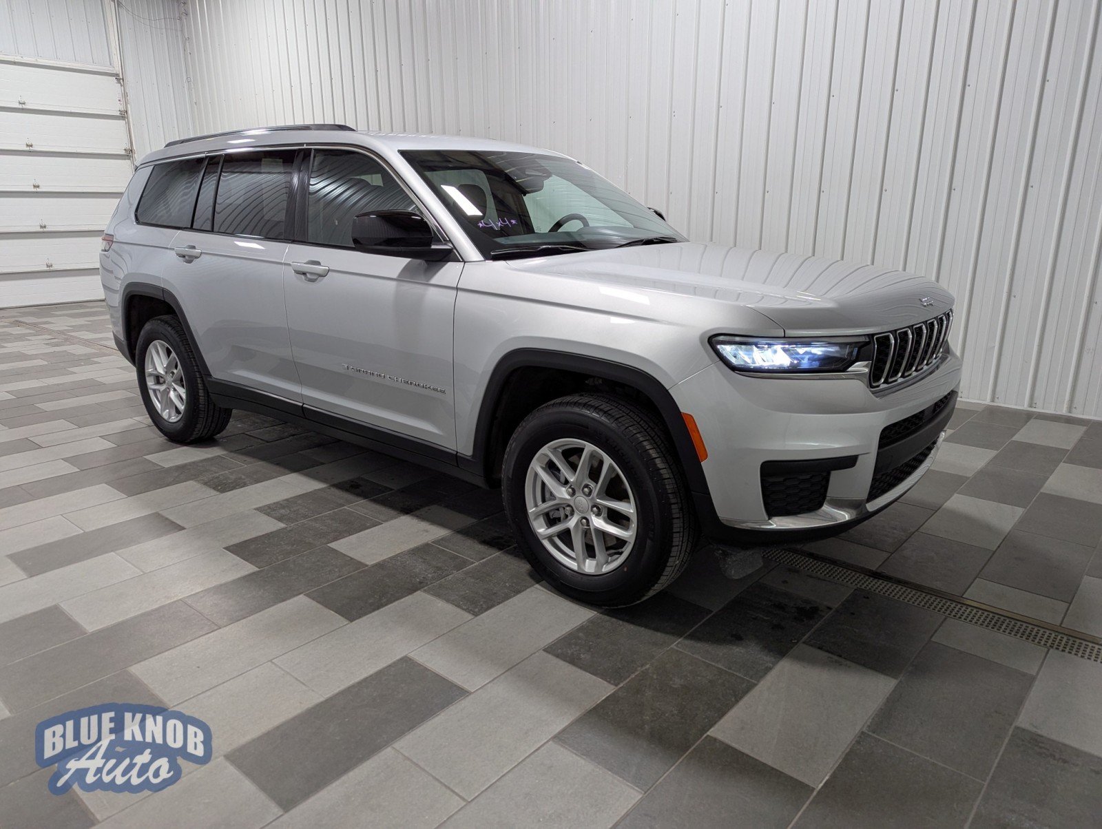 2023 Jeep Grand Cherokee Laredo photo 4