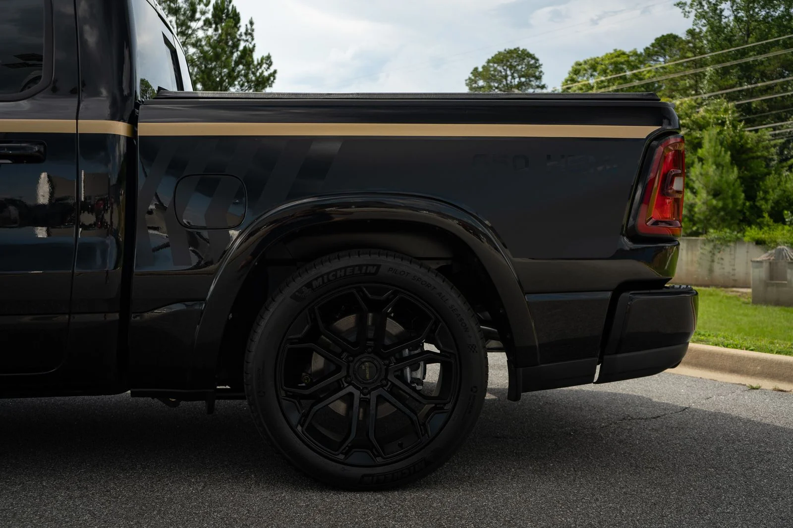 New 2026 Diamond Black Crystal Pearl-Coat Exterior Paint RAM Big Horn with DC 650 Supercharged Package image 18