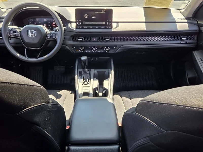 Used 2025 Platinum White Pearl Honda SE image 8
