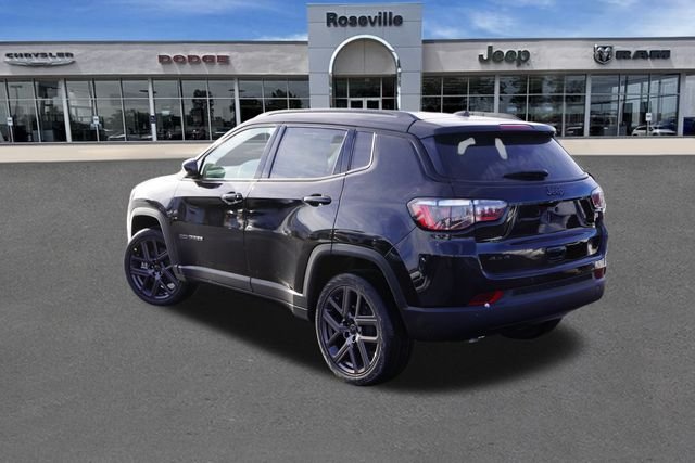New 2026 Diamond Black Crystal Pearl-Coat Exterior Paint Jeep Limited image 5