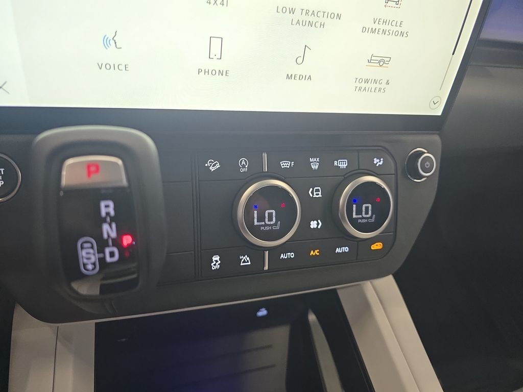 New 2026 Tasman Blue LAND ROVER X-Dynamic SE image 17