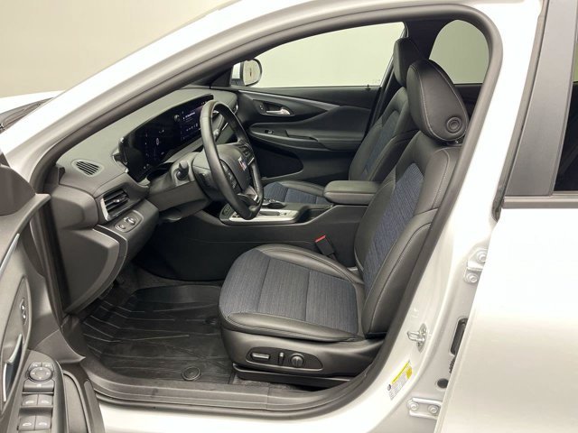 Used 2025 Summit White Buick Preferred image 3