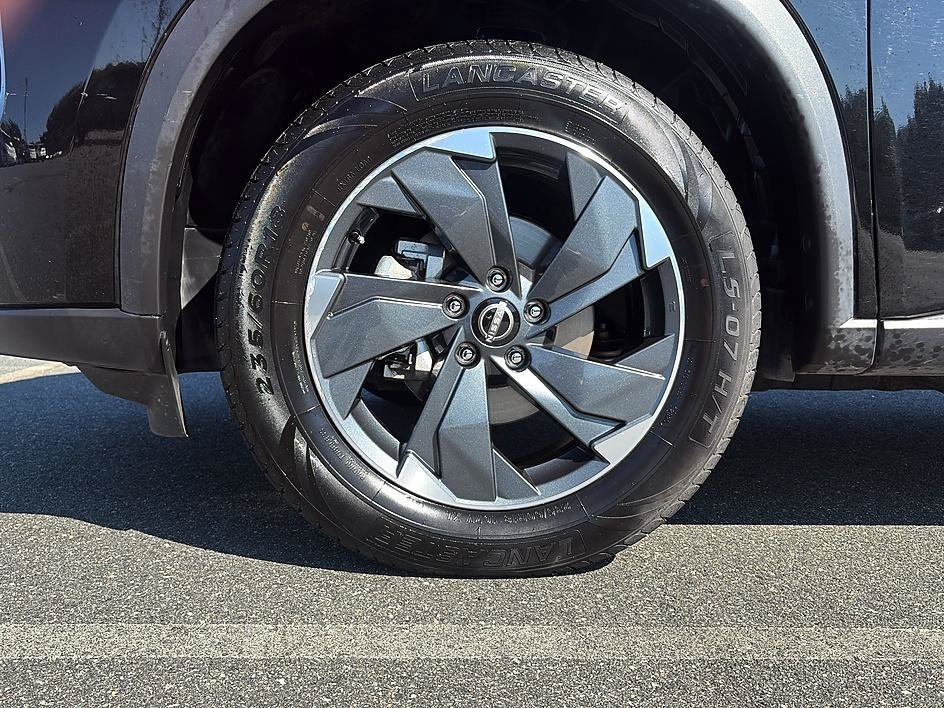 Used 2025 Super Black Nissan SV image 9