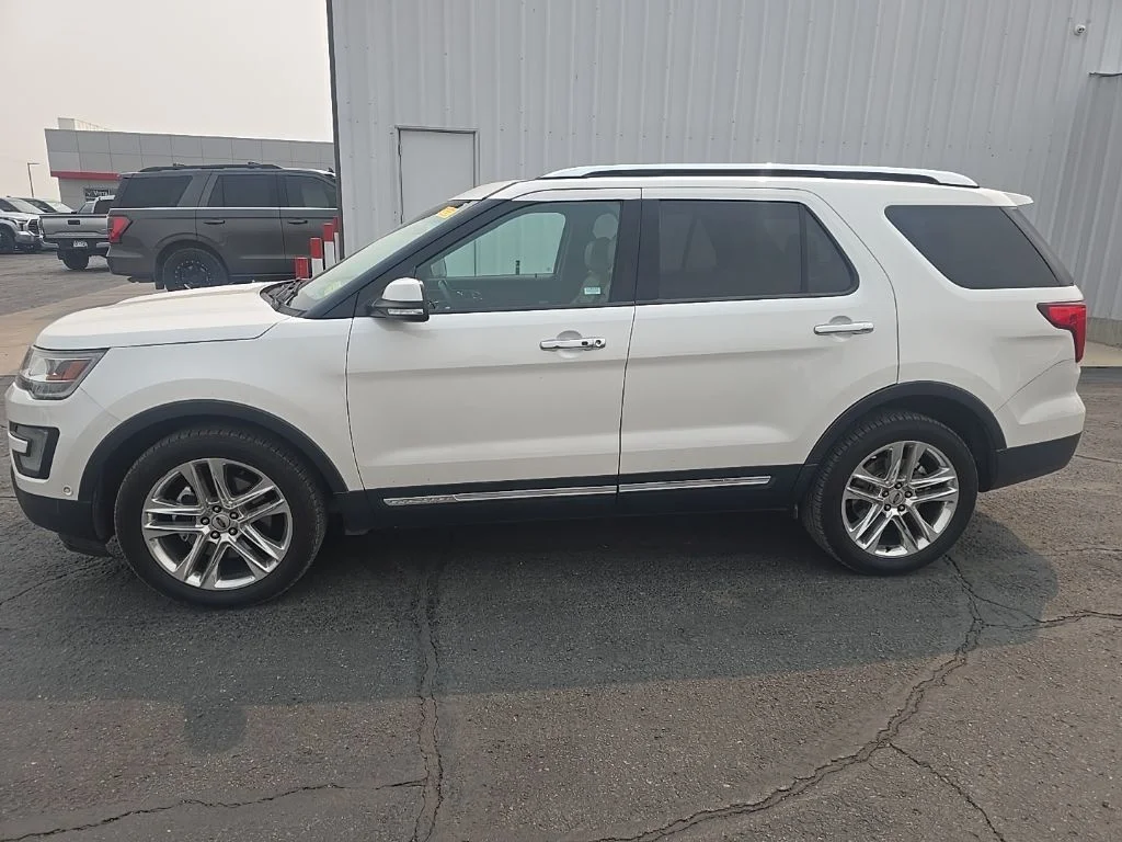 Used 2016 White Platinum Clearcoat Metallic Ford Limited image 4