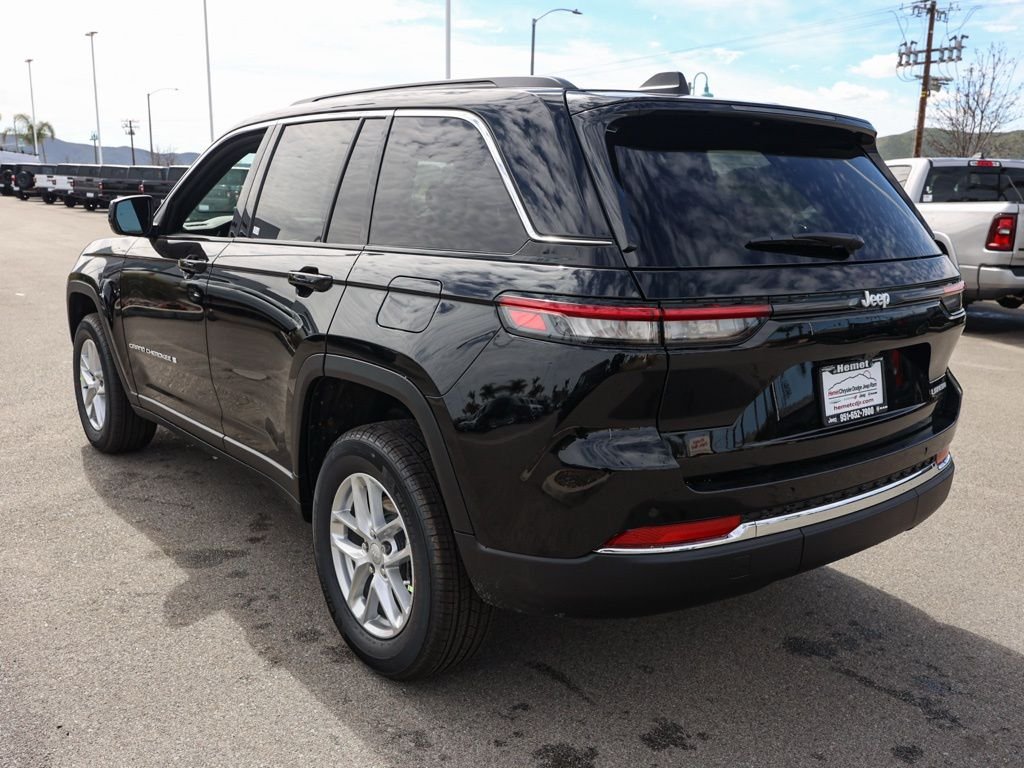 New 2026 Diamond Black Crystal Pearl-Coat Exterior Paint Jeep Laredo X image 5