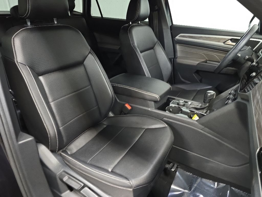 Used 2022 Deep Black Volkswagen 3.6L V6 SE w/Technology image 14