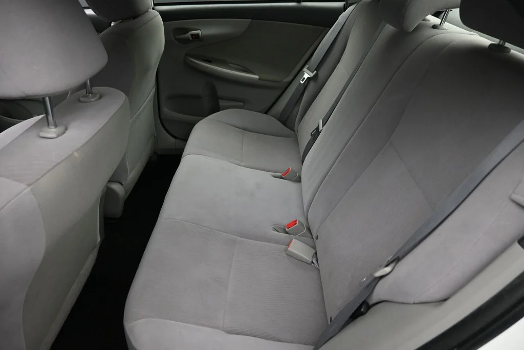 Used 2013 White Toyota LE image 12