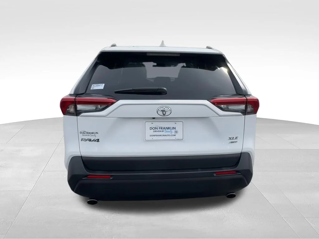 Used 2022 White Toyota XLE image 9