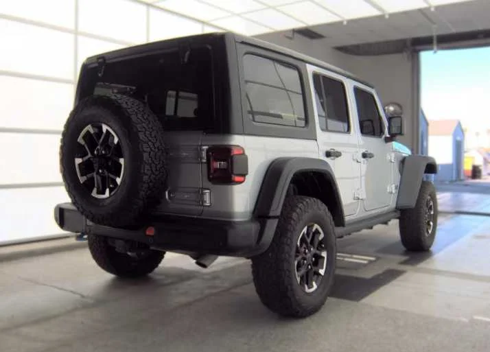 Used 2024 Silver Zynith Clearcoat Jeep Rubicon image 5