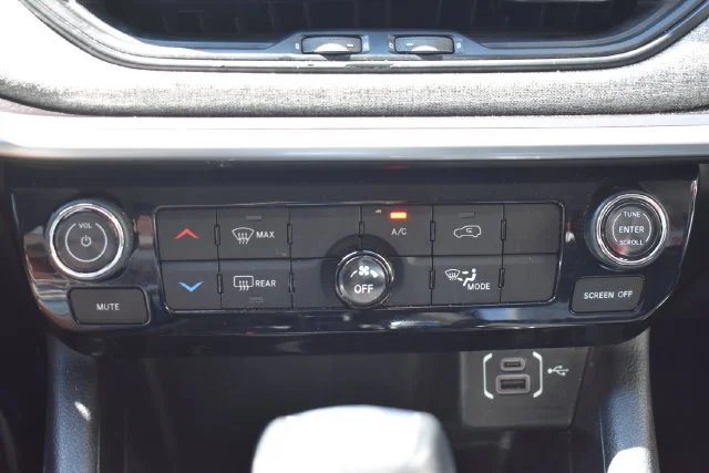 Used 2022 White Jeep Latitude image 30