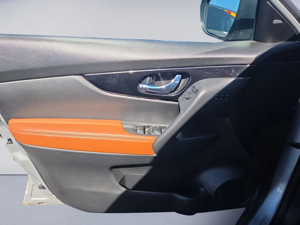 Used 2018 Silver Nissan SL image 11