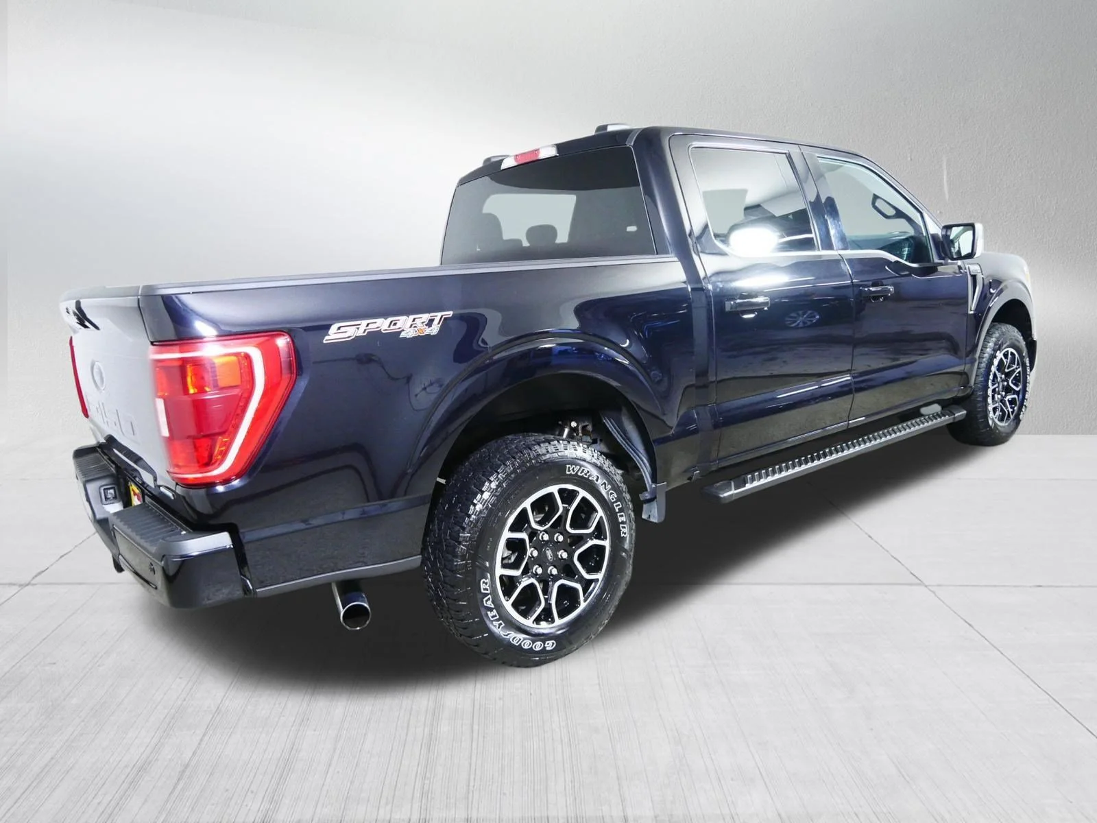 Used 2021 Agate Black Metallic Ford XLT image 7