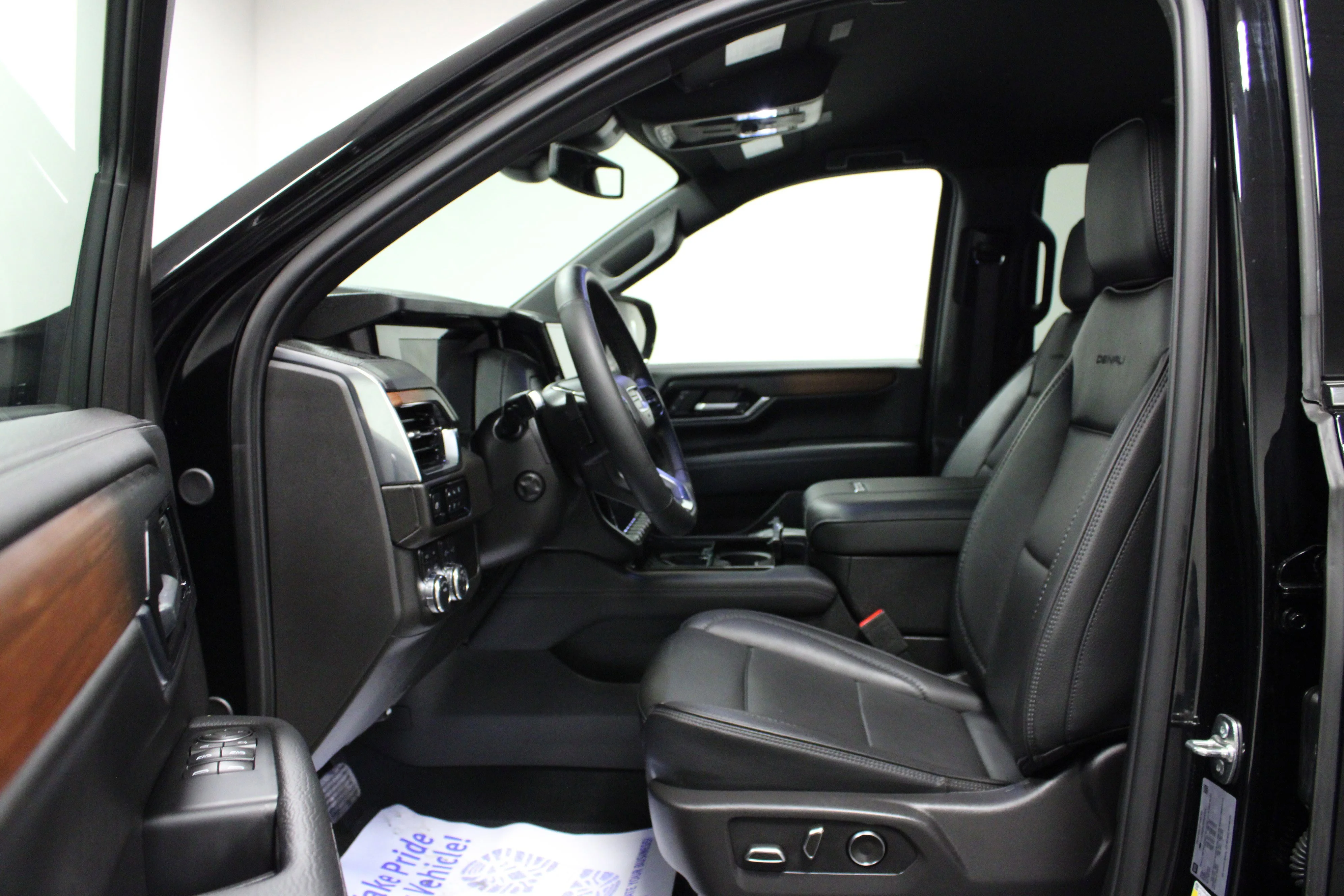 Used 2025 Onyx Black GMC Denali image 12