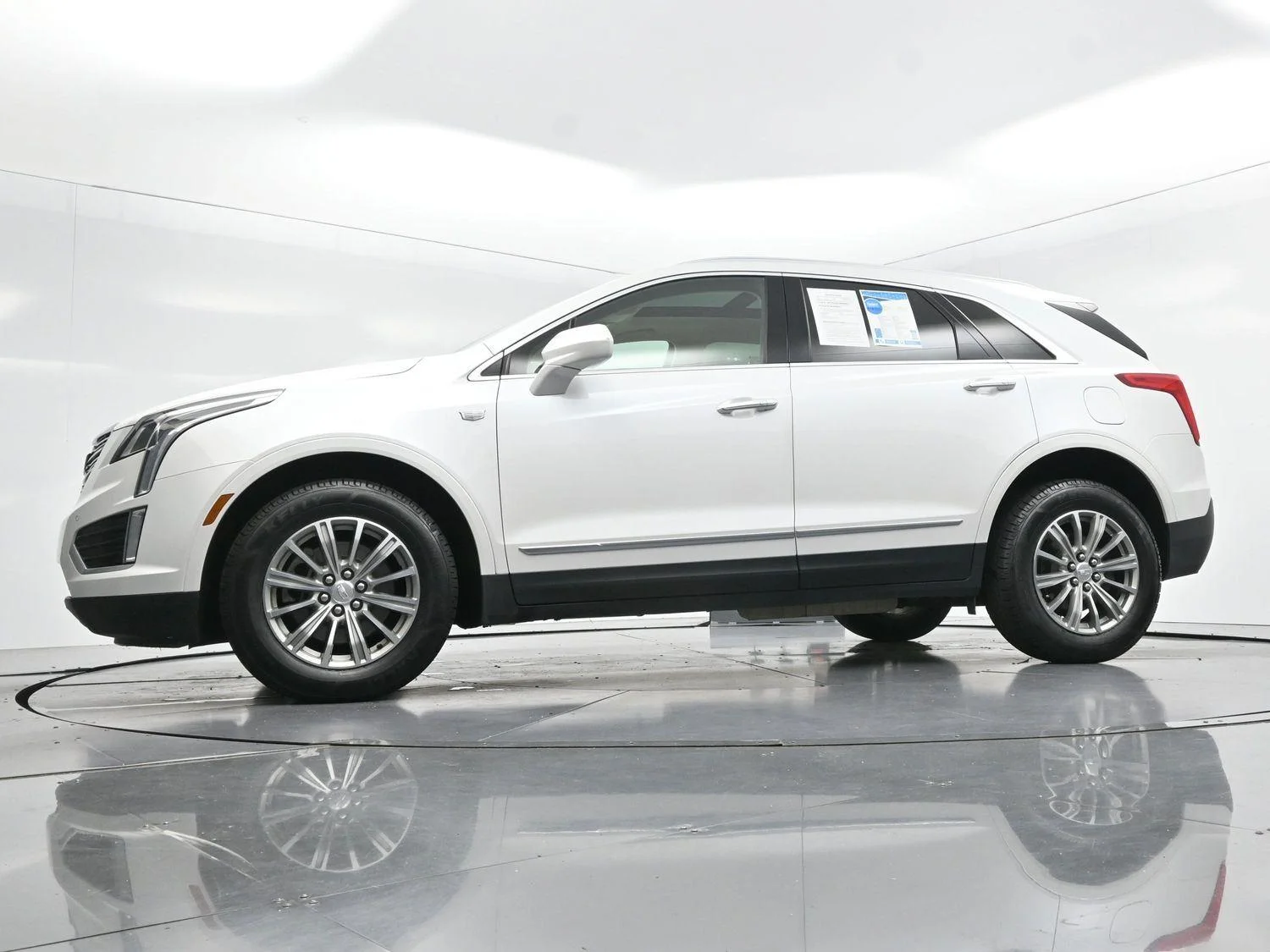 Used 2017 CRYSTAL WHITE TRICOAT Cadillac Luxury FWD image 45