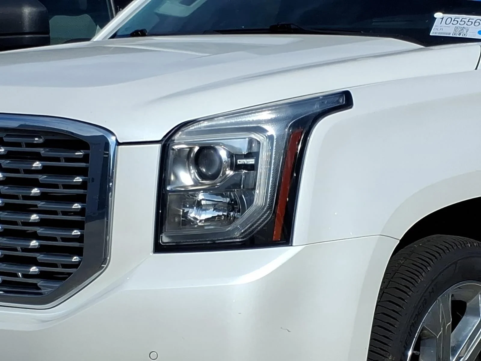 Used 2018 White Frost Tricoat GMC Denali image 2