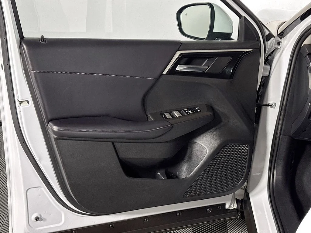 Used 2024 White Mitsubishi SE image 10