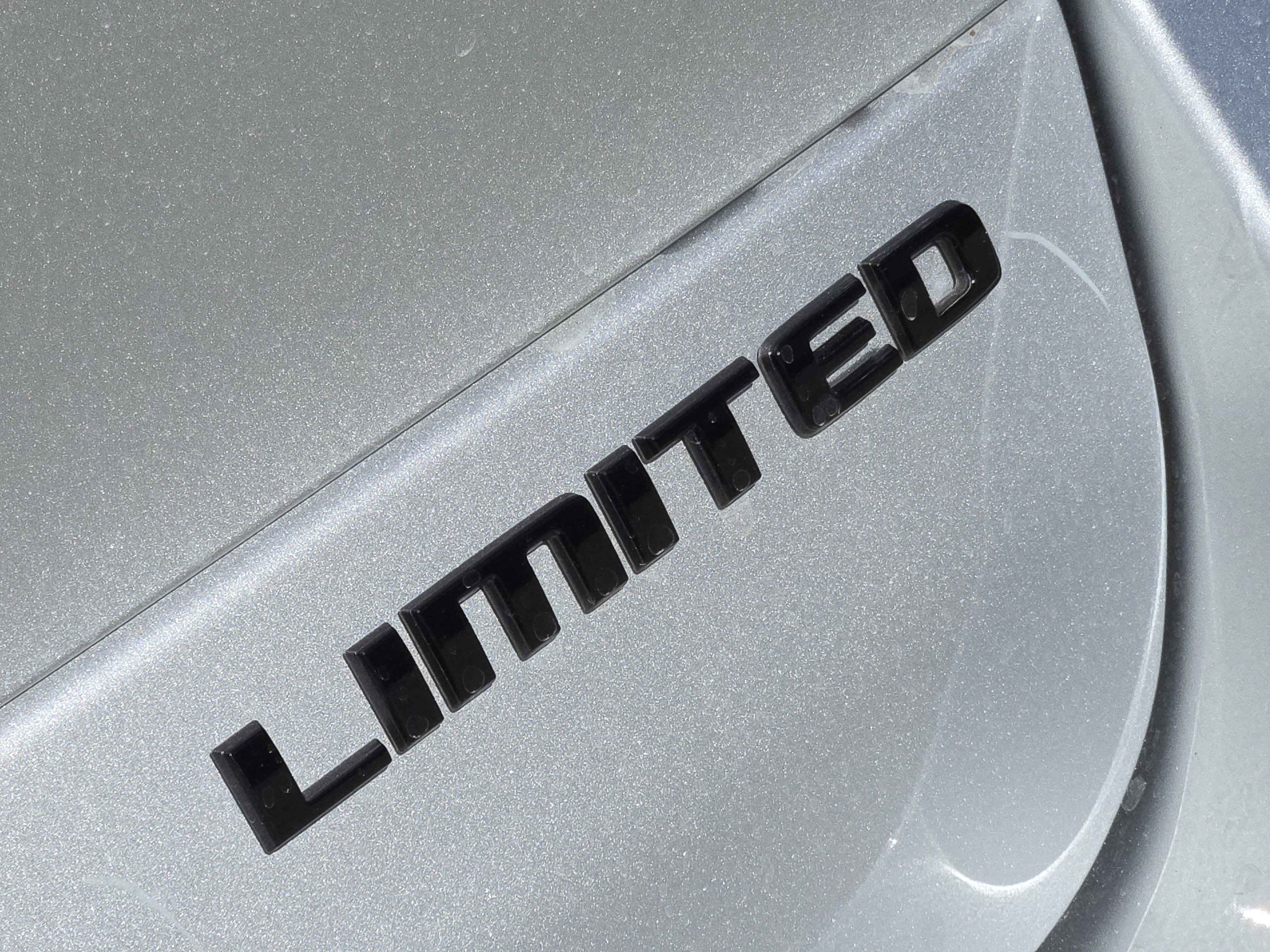 New 2025 Silver Zynith Exterior Paint Jeep Limited image 9