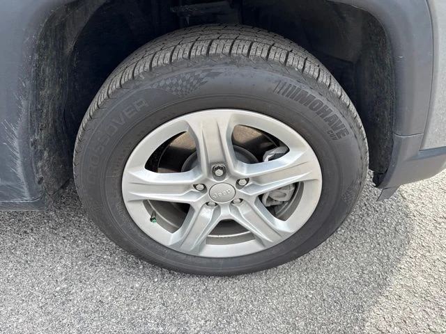 Used 2024 Gray Jeep Latitude image 12