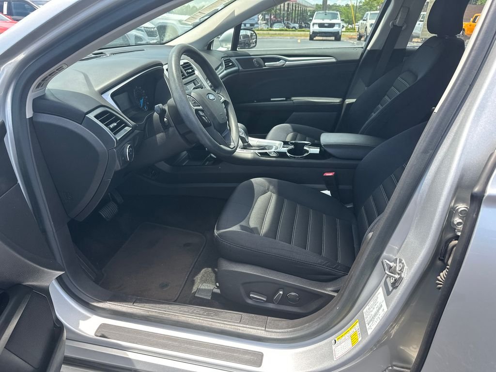 Used 2015 Ingot Silver Ford SE image 9