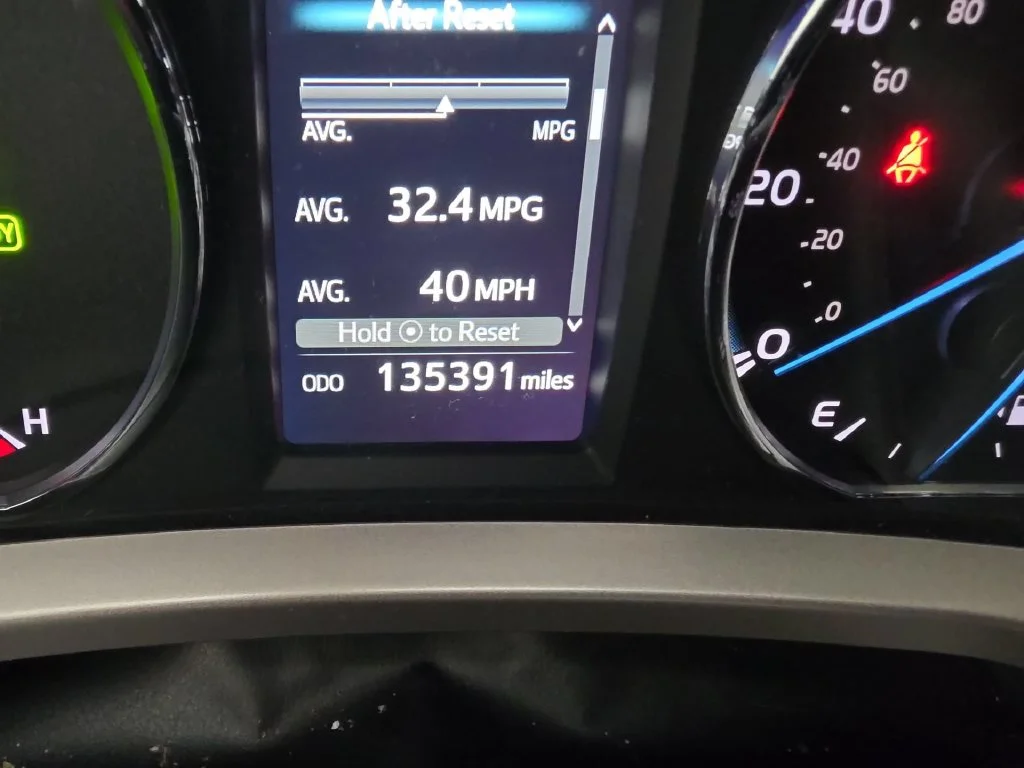 Used 2018 White Toyota XLE image 16
