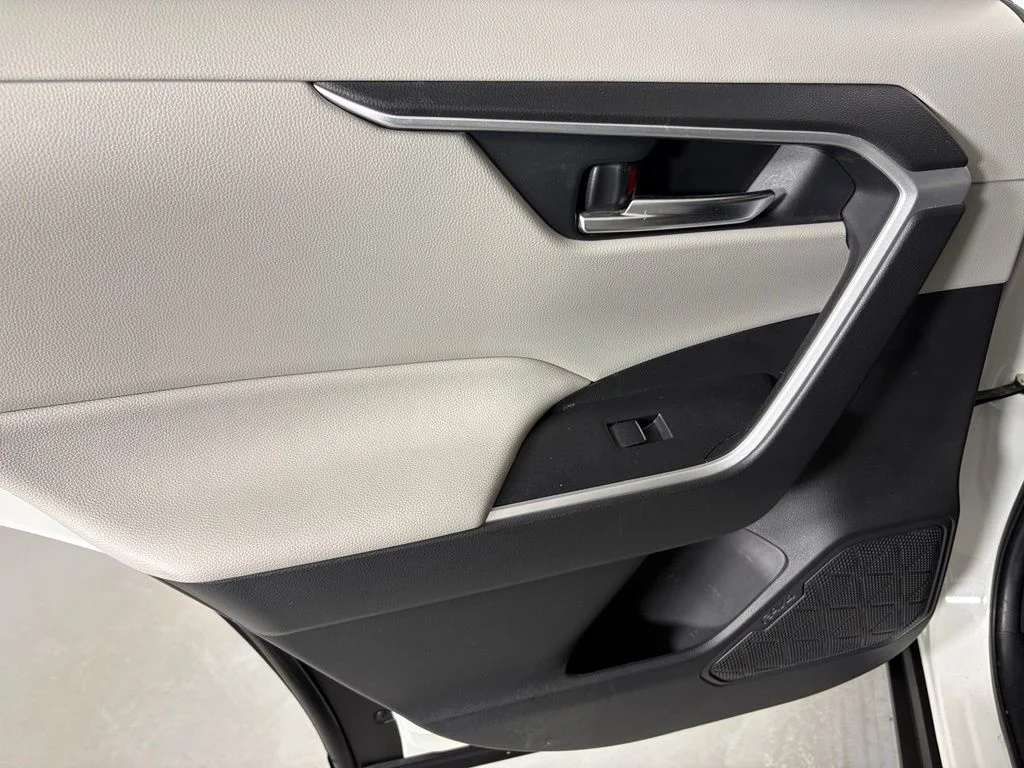 Used 2021 White Toyota XLE Premium image 36