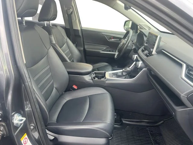 Used 2019 Gray Toyota XLE Premium image 15