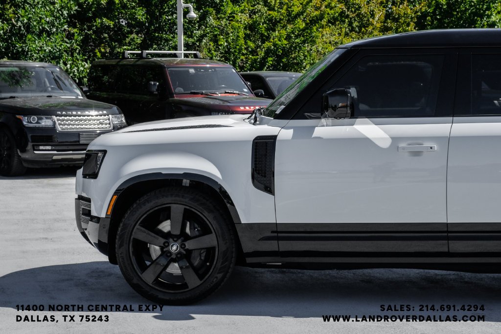 Used 2025 White Land Rover X-Dynamic SE image 14
