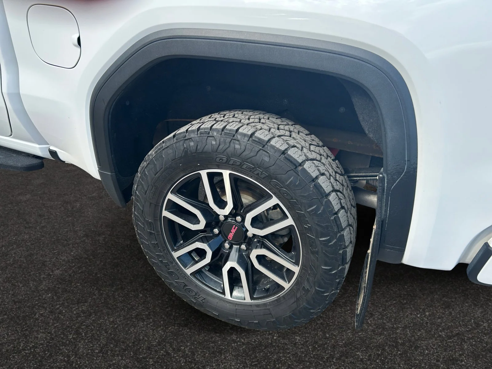 Used 2022 White GMC AT4 Crew Cab image 9