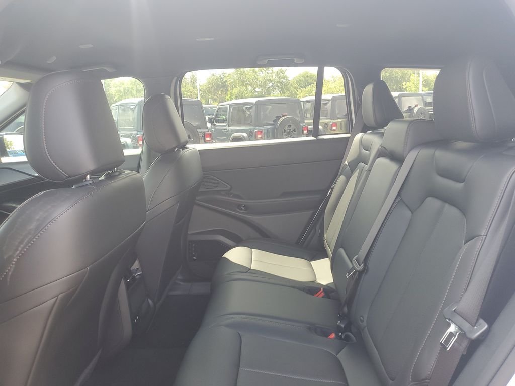 New 2026 Bright White Clear-Coat Exterior Paint Jeep Limited image 9