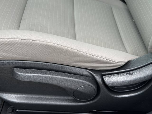 Used 2015 White Kia LX image 23