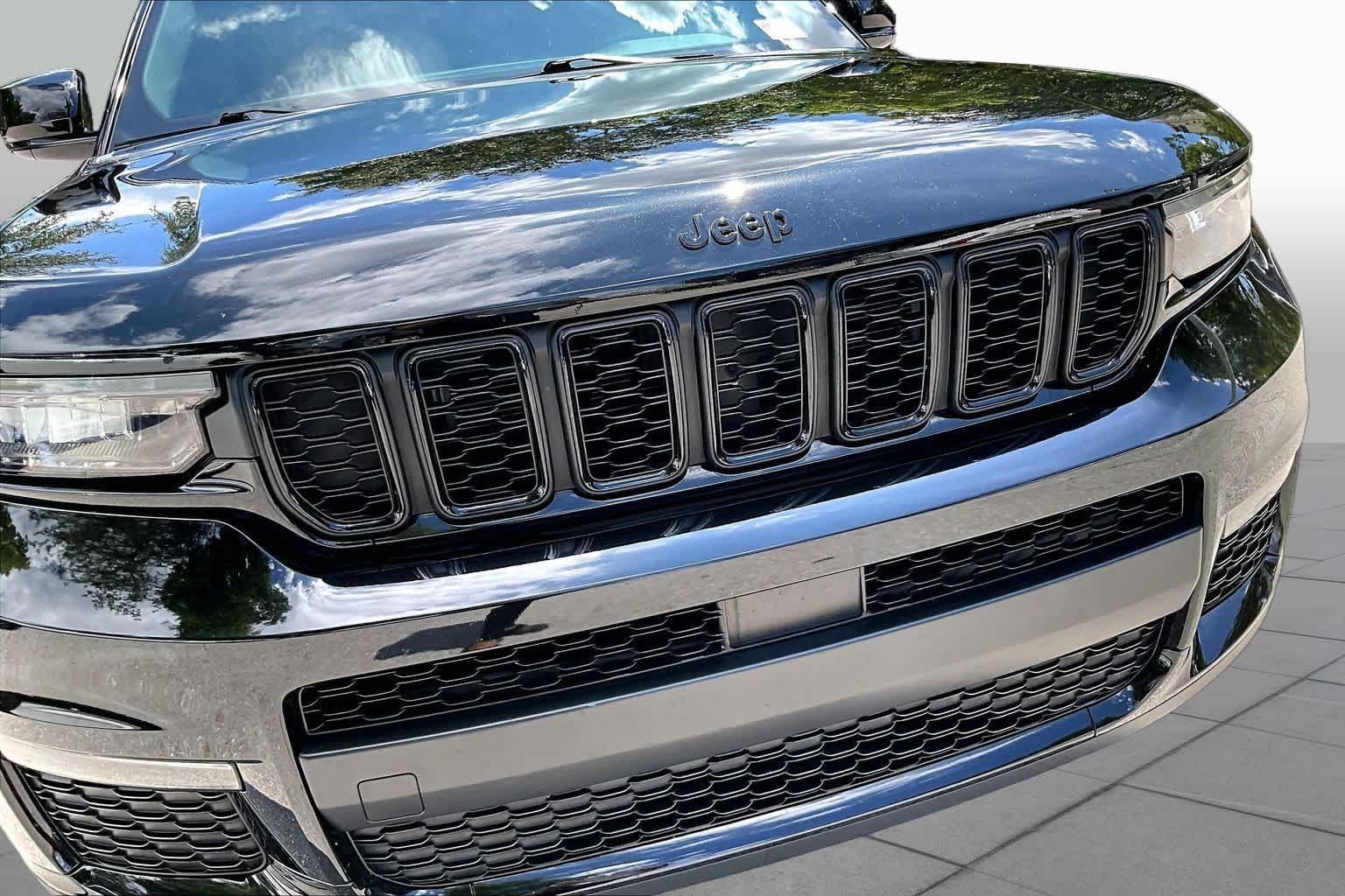 Used 2024 Diamond Black Crystal Pearlcoat Jeep Limited image 30
