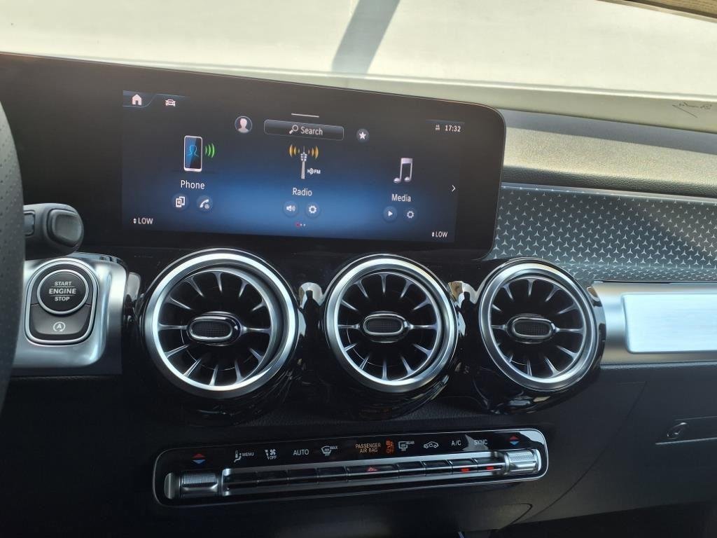New 2025 BLACK Mercedes-Benz GLB 250 image 14