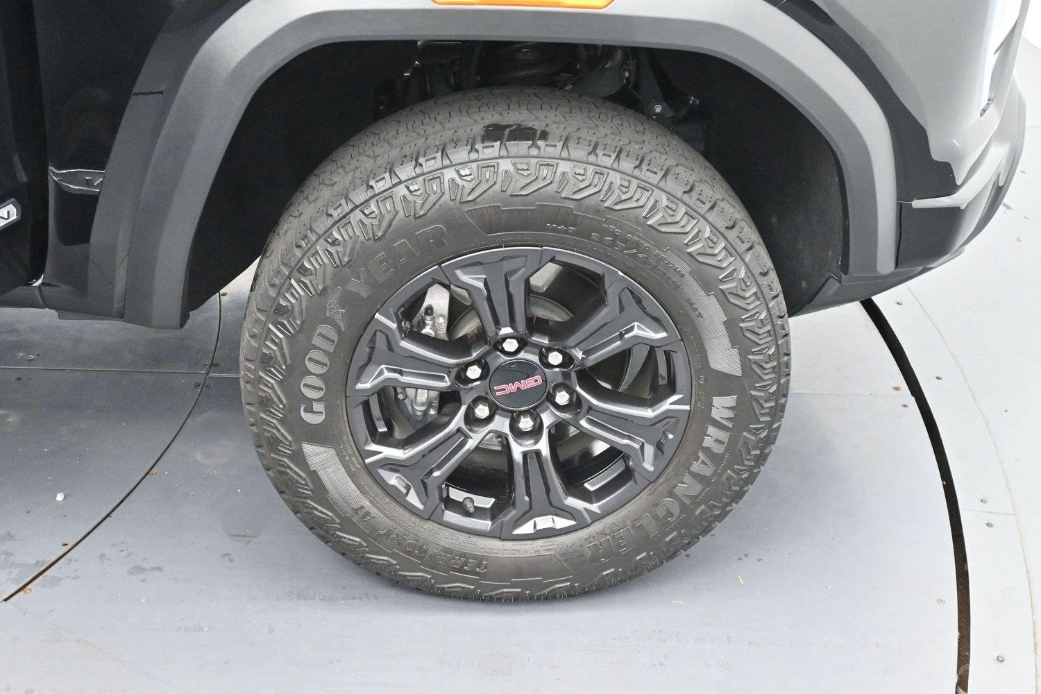 Used 2025 Onyx Black GMC Elevation image 34
