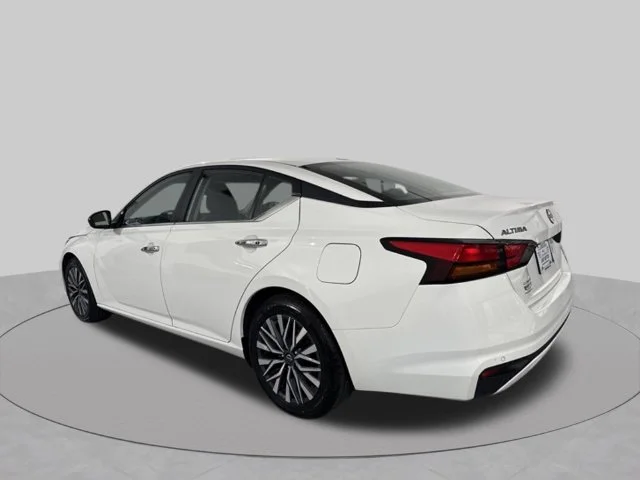 Used 2025 White Nissan 2.5 SV image 5
