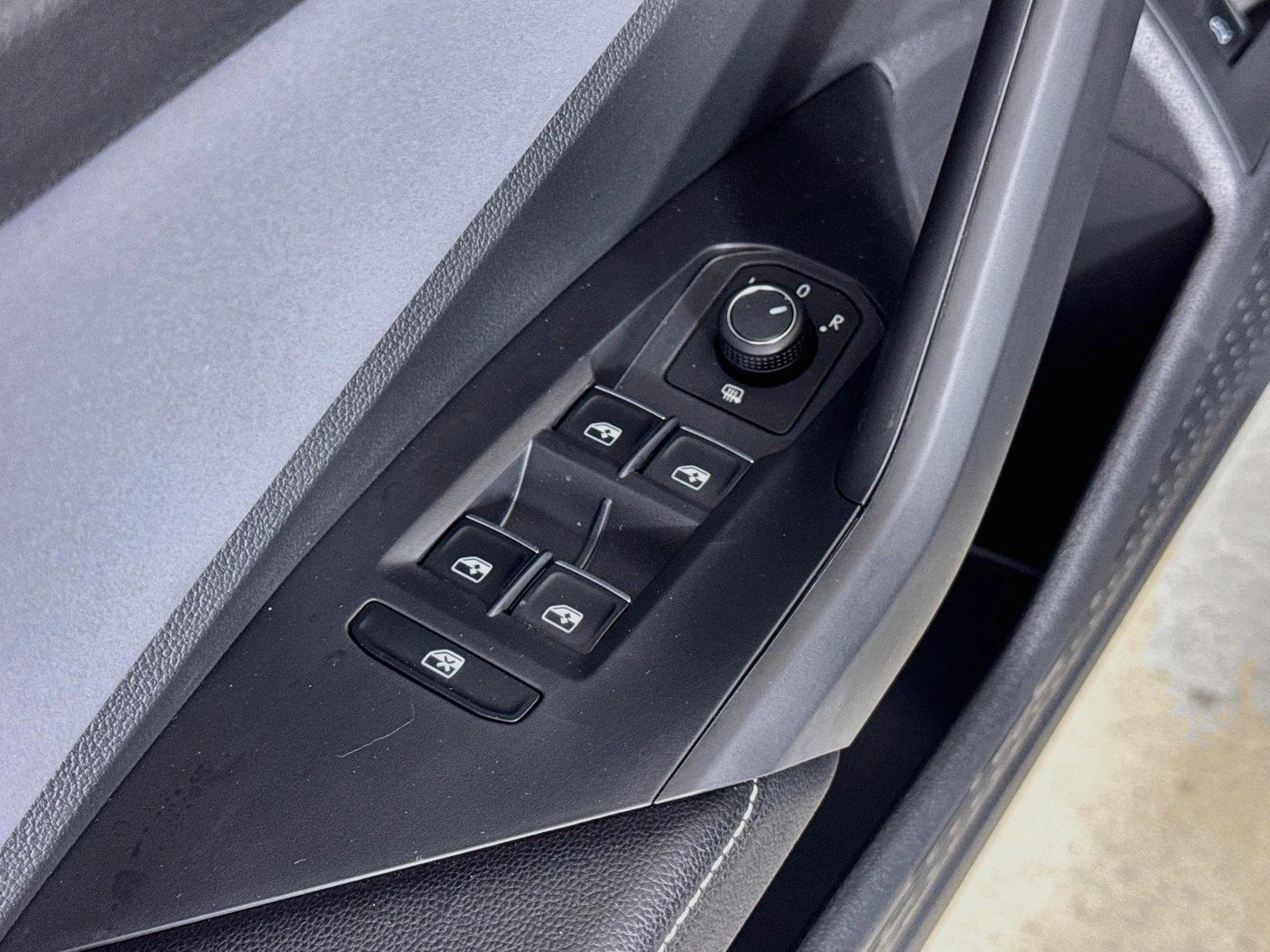 New 2027 GRAY Volkswagen SE image 17