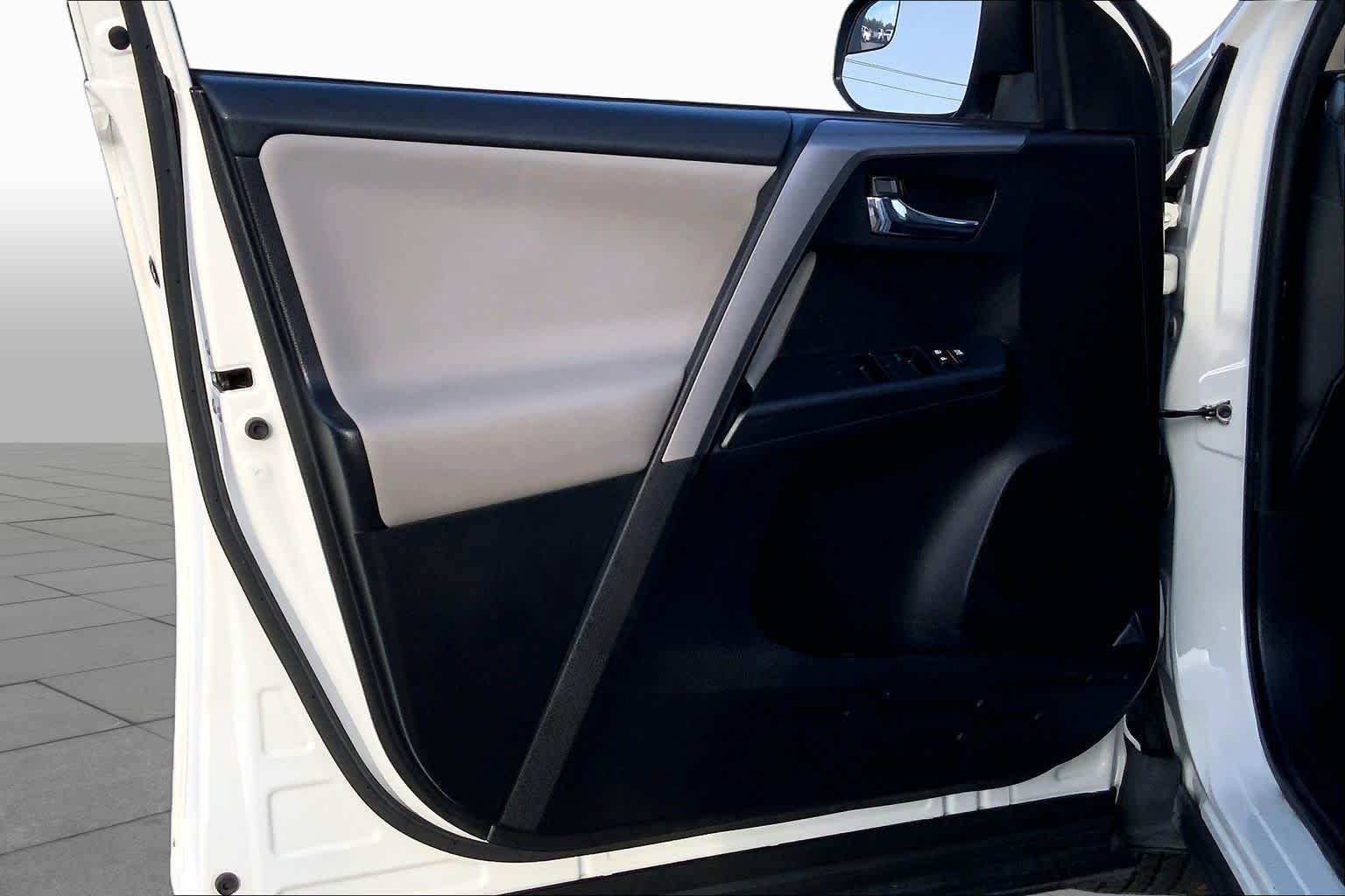 Used 2016 Super White Toyota XLE image 19