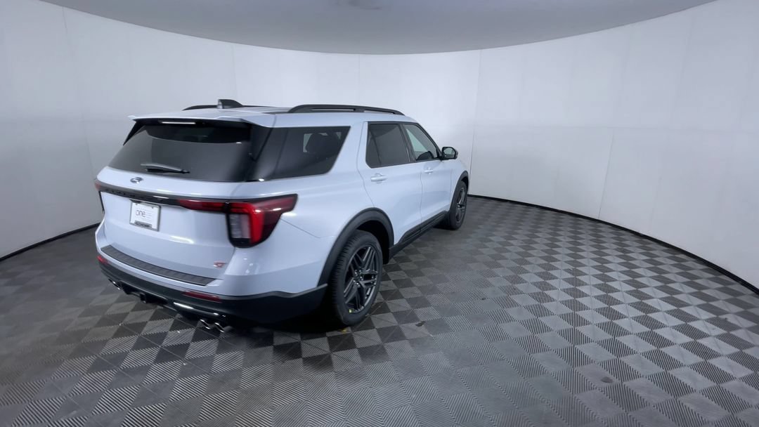 2026 Ford Explorer ST - Photo 8