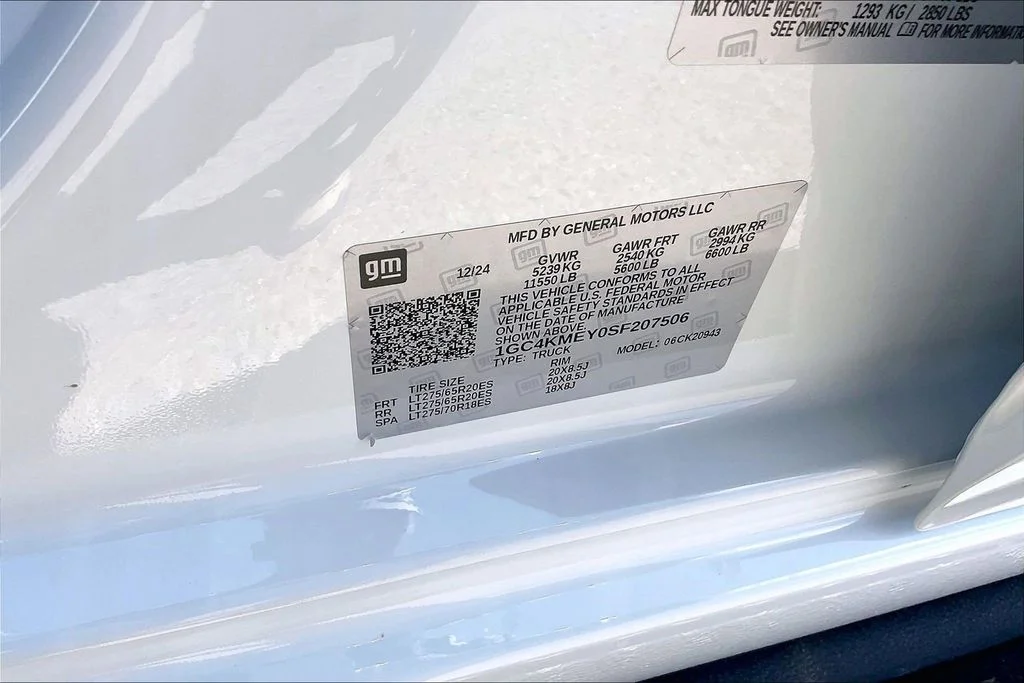 Used 2025 White Chevrolet Custom image 16