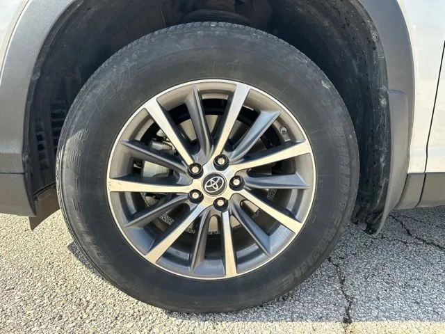 Used 2019 White Toyota XLE image 11