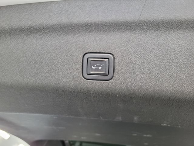 Used 2022 White GMC SLT image 25