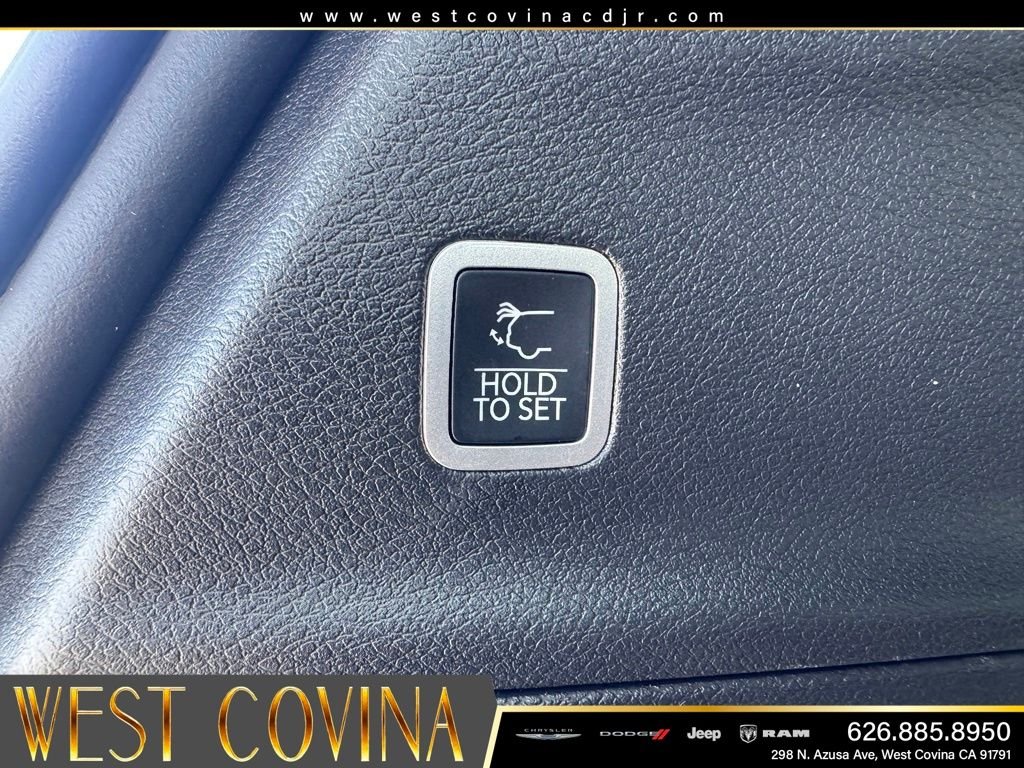 New 2027 Bright White Clear-Coat Exterior Paint Chrysler Limited image 15