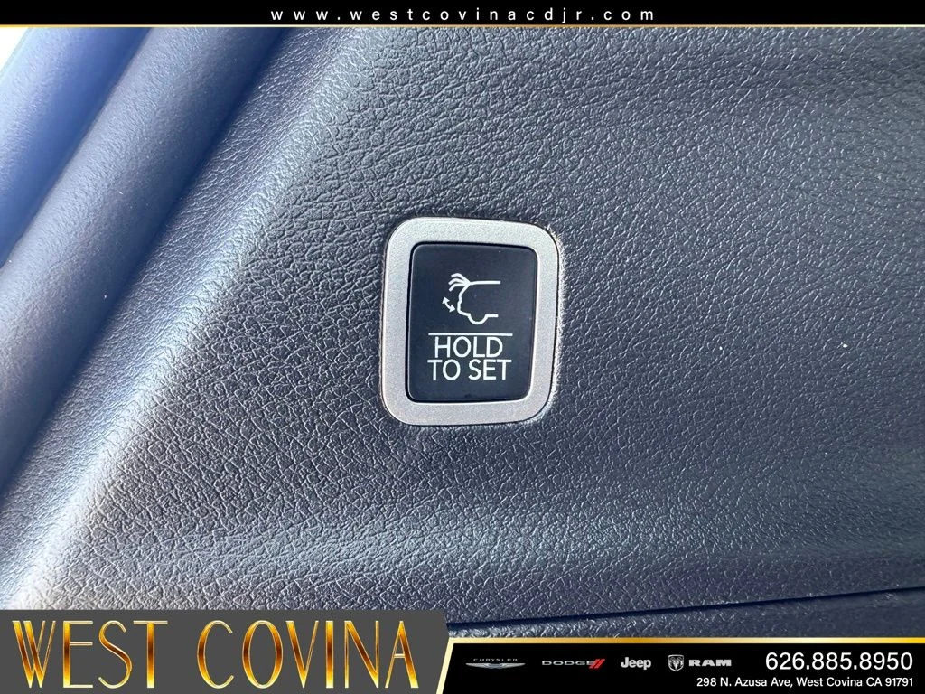 New 2027 Bright White Clear-Coat Exterior Paint Chrysler Limited image 15