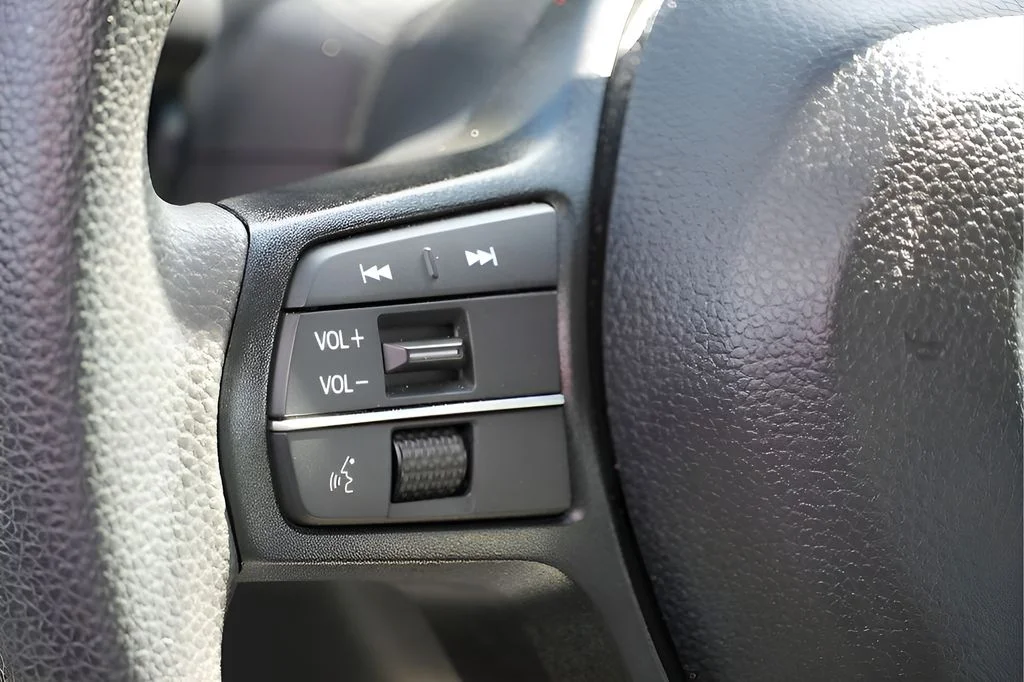 Used 2025 White Honda SE image 12