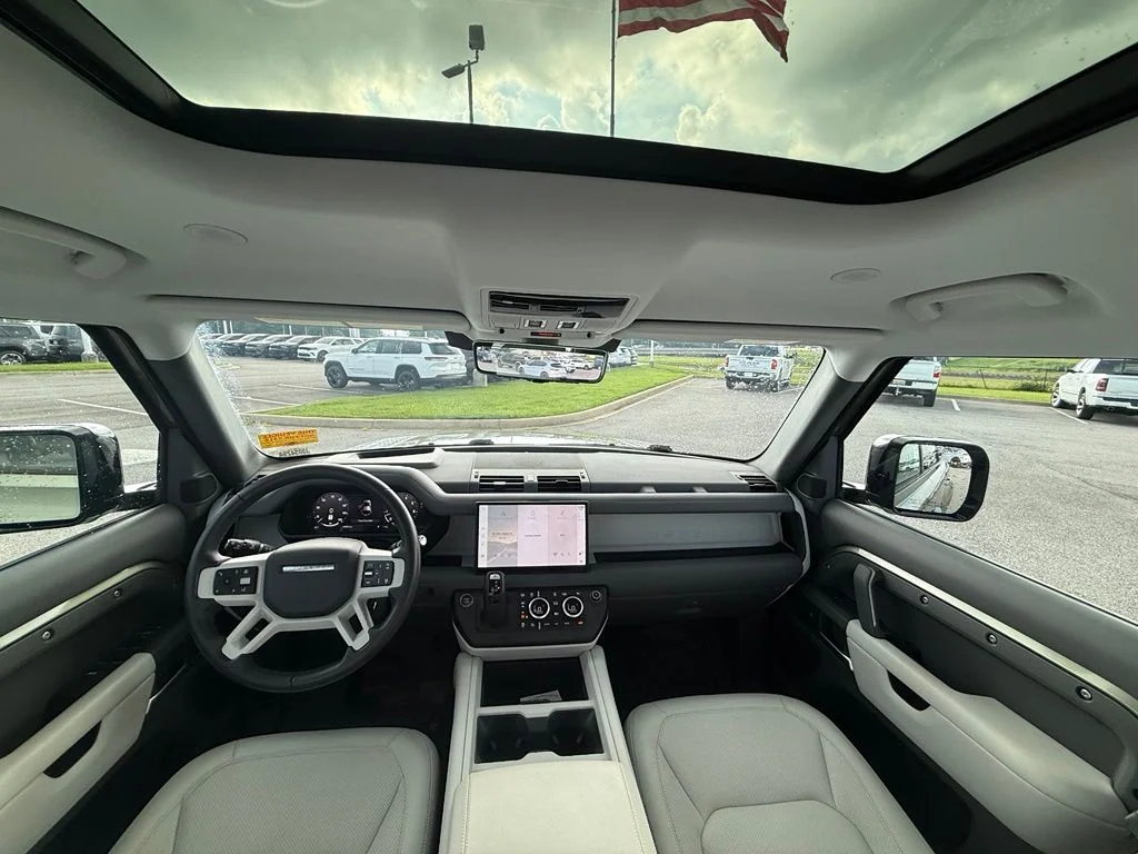 Used 2025 Green Land Rover X-Dynamic SE image 7