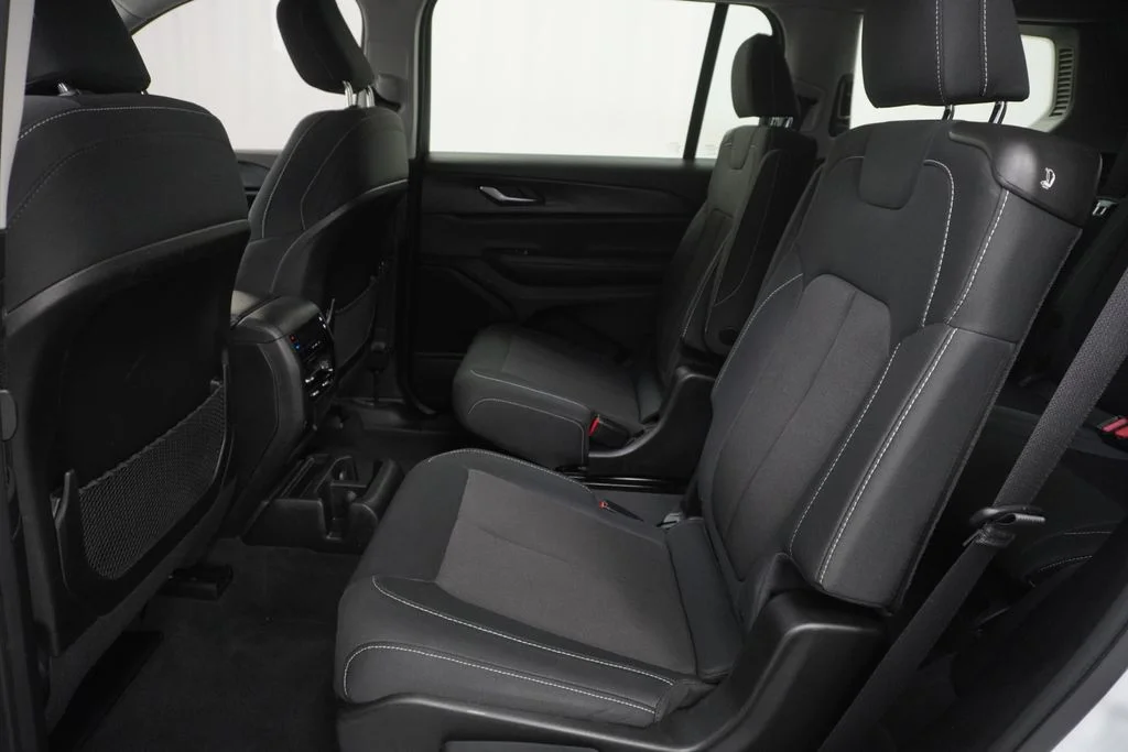 Used 2023 White/off-white Jeep Laredo image 20
